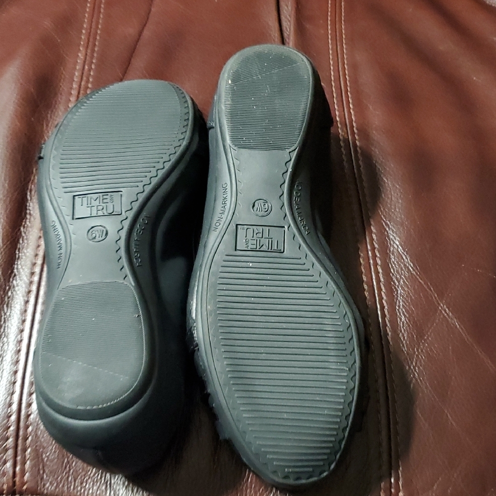 Time and Tru Black Women's Flats with Textured Toe - Picture 3 of 3